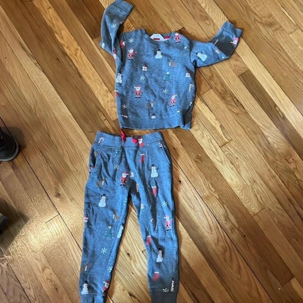H&M Cute 4-6Y Santa Claus Christmas sweatsuit set.